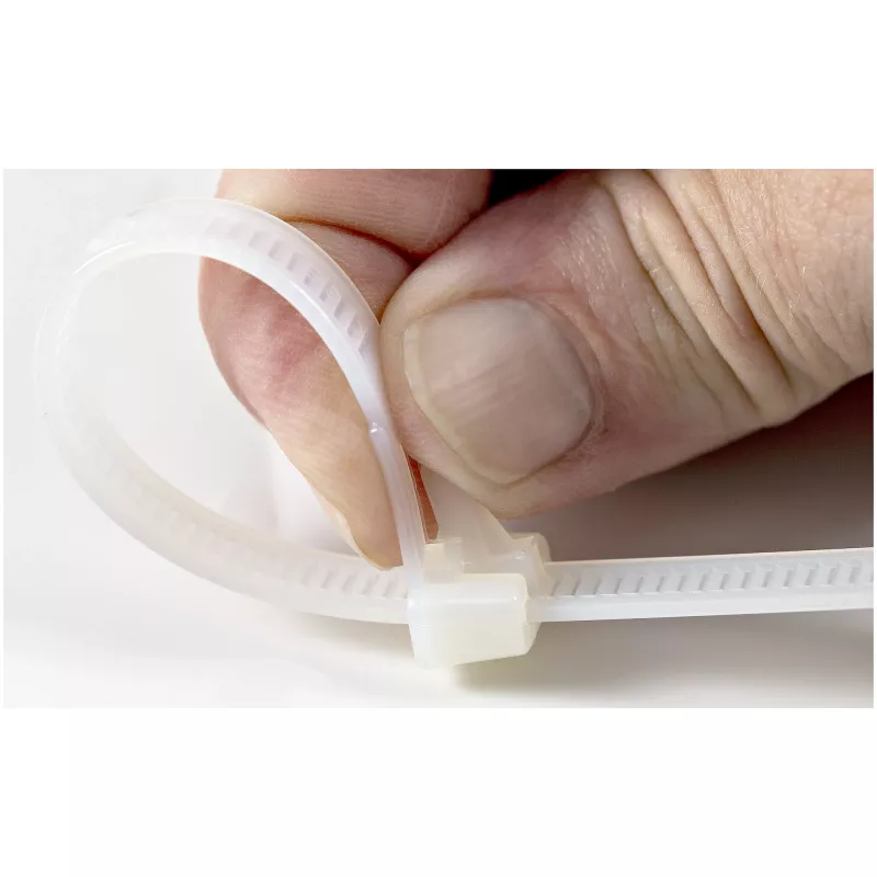 StarTech.com 5 cali (12 cm) opaski zaciskowe wielokrotnego użytku - szerokość 1/4 cala (7 mm), średnica wiązki 1-1/8 cala (30 mm), wytrzymałość na rozciąganie 50 funtów (22 kg), odpinane opaski nylonowe, wewnątrz/na zewnątrz, 94V-2/UL, opakowanie 100 szt. - białe