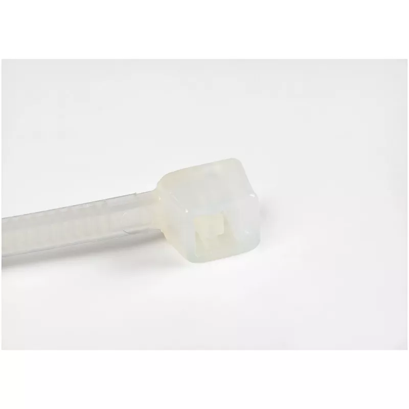 Opaski kablowe StarTech.com 4 cale (10 cm) – szerokość 1/16 cala (2 mm), średnica wiązki 7/8 cala (22 mm), wytrzymałość na rozciąganie 18 funtów (8 kg), nylonowe samozaciskowe opaski zaciskowe z zakrzywioną końcówką – zgodne z UL 94V-2/UL, 100 sztuk – białe