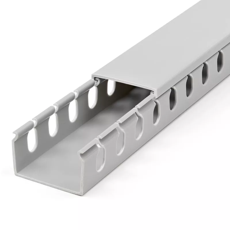 StarTech.com Korytko kablowe z otwartymi szczelinami i pokrywą, 1-1/2 cala (38 mm) szer. x 1 cal (25 mm) wys. - długość 6,5 stopy (2 m) - 1/4 cala (8 mm) szczeliny, PVC ukrywacz kabli sieciowych/ścienny kanał na przewody, maks. 20 kabli, certyfikat UL