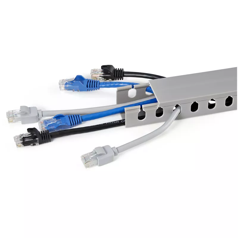 StarTech.com Korytko kablowe z otwartymi szczelinami i pokrywą, 1-1/2 cala (38 mm) szer. x 1 cal (25 mm) wys. - długość 6,5 stopy (2 m) - 1/4 cala (8 mm) szczeliny, PVC ukrywacz kabli sieciowych/ścienny kanał na przewody, maks. 20 kabli, certyfikat UL