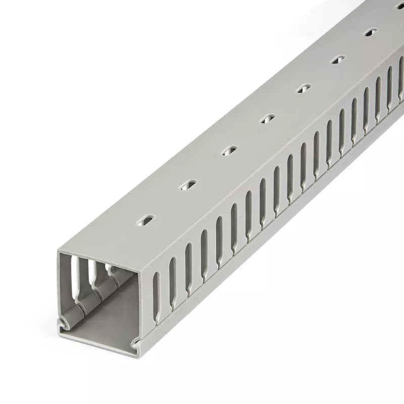 StarTech.com Listwa kablowa z otwartymi szczelinami z pokrywą, 2 cale (50 mm) szer. x 2 cale (50 mm) wys. - długość 6,5 stopy (2 m) - szczeliny 1/4 cala (8 mm), Ukrywacz kabli sieciowych / kanał kablowy ścienny z PVC, maks. 80 kabli, wymieniony w wykazie UL