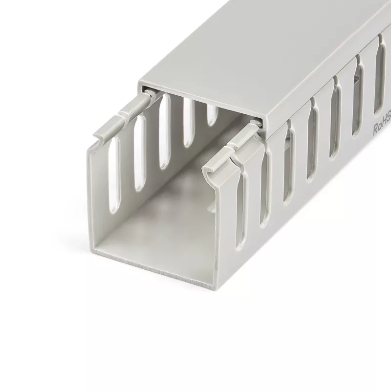 StarTech.com Listwa kablowa z otwartymi szczelinami z pokrywą, 2 cale (50 mm) szer. x 2 cale (50 mm) wys. - długość 6,5 stopy (2 m) - szczeliny 1/4 cala (8 mm), Ukrywacz kabli sieciowych / kanał kablowy ścienny z PVC, maks. 80 kabli, wymieniony w wykazie UL