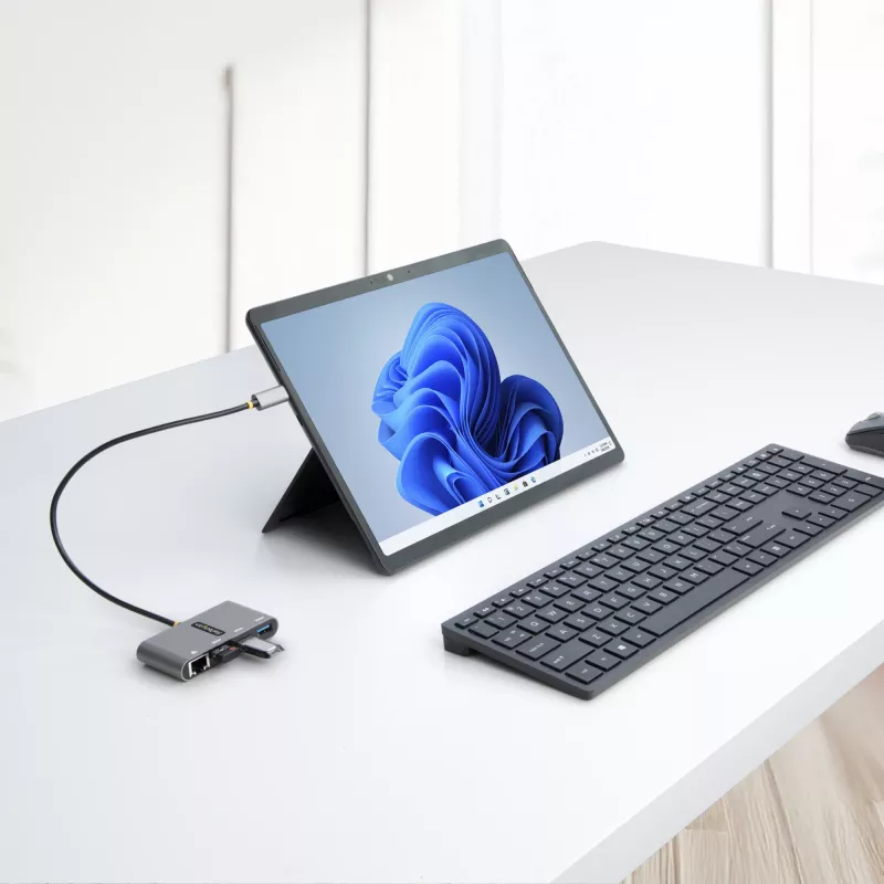 StarTech.com 3-portowy hub USB-C z Ethernetem - 3x USB-A - Gigabit Ethernet - USB 3.0 5 Gb/s - zasilany z magistrali - wbudowany kabel hosta USB-C o długości 30 cm - GbE - przenośny hub USB-C na USB-A