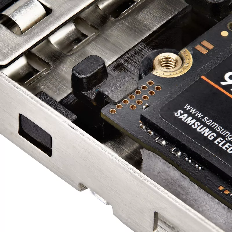 StarTech.com M.2 NVMe SSD do PCIe x4 Mobilna kieszeń/Backplane z wyjmowaną tacką do gniazda rozszerzeń PCI Express, beznarzędziowa instalacja, zatoka na napęd z hot-swap PCIe 4.0/3.0, zamek na klucz - 2 klucze w zestawie