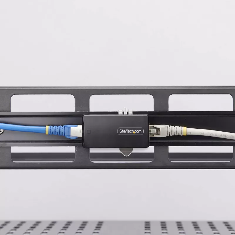 StarTech.com 1-portowy izolator sieci Gigabit, kompaktowy złącze RJ45 Ethernet z izolacją galwaniczną 4 kV, IP40, montaż na szynie DIN, zgodny z TAA