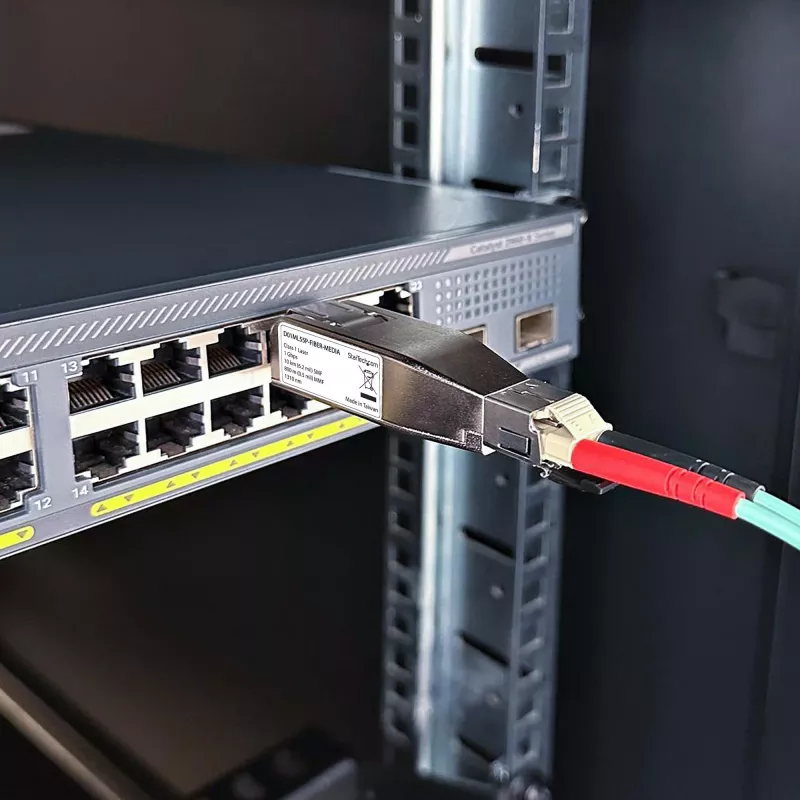 StarTech.com Konwerter mediów Gigabit Fiber na RJ45 Ethernet, klucz sprzętowy, optyczny Single-Mode 10 km / Multi-Mode 800 m, zasilanie PoE, kompaktowa konstrukcja, metalowa obudowa, Micro Mini, TAA
