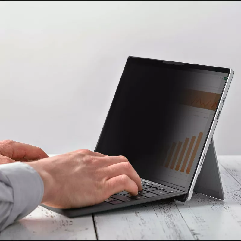 Filtr prywatności StarTech.com 4-kierunkowy 12,4 inch do Surface Laptop Go 1/2/3, orientacja pionowa/pozioma, kompatybilny z dotykiem, kąt widzenia +/- 30°, redukcja światła niebieskiego, wykończenie matowe