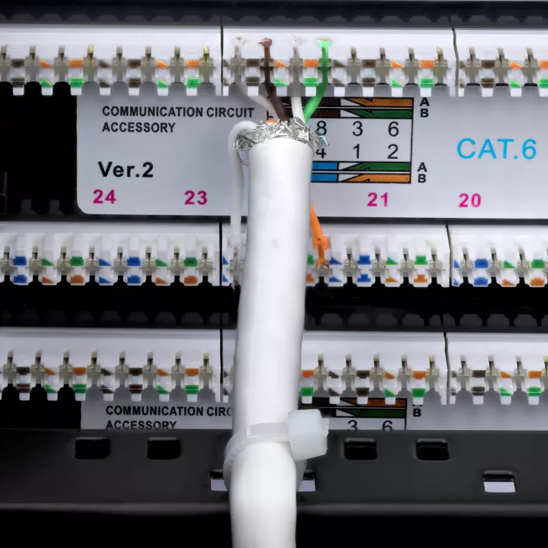 StarTech.com 48-Port 2U Rackmount Cat6 Patch Panel, RJ45, UTP, 110 Punch-Down, Cat 6 Ethernet Patch Panel do sieciowej szafy serwerowej