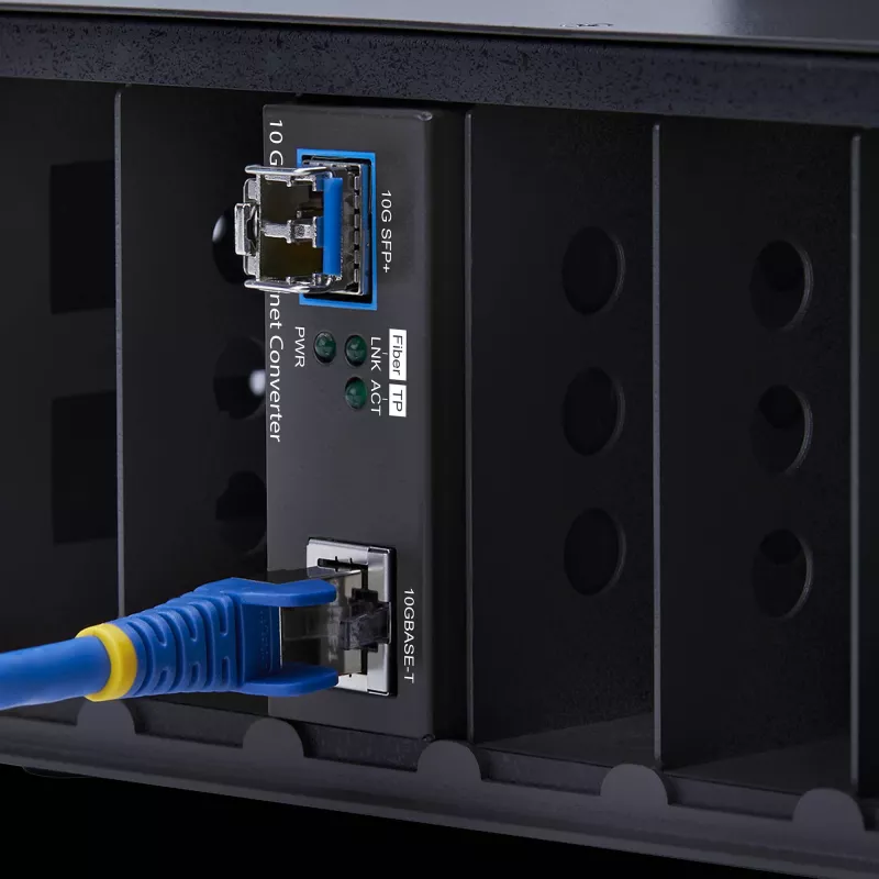 StarTech.com 10GbE SFP+ Fiber Media Converter, 10 Gigabit Ethernet RJ-45 do 10GBASE-X SFP+, jednomodowy, wielomodowy, ramki Jumbo 16K, zgodny z TAA