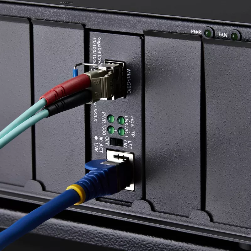 StarTech.com Konwerter mediów Gigabit Ethernet miedź-światłowód, SM LC, 40km, 10/100/1000 Mbps, RJ45 do LC, Full Metal, 9K Jumbo Frames, TAA Compliant