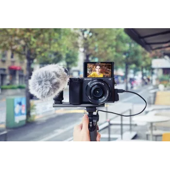 Sony α 6400 + SEL18135 MILC 24.2 MP CMOS 6000 x 4000 pikseli Czarny