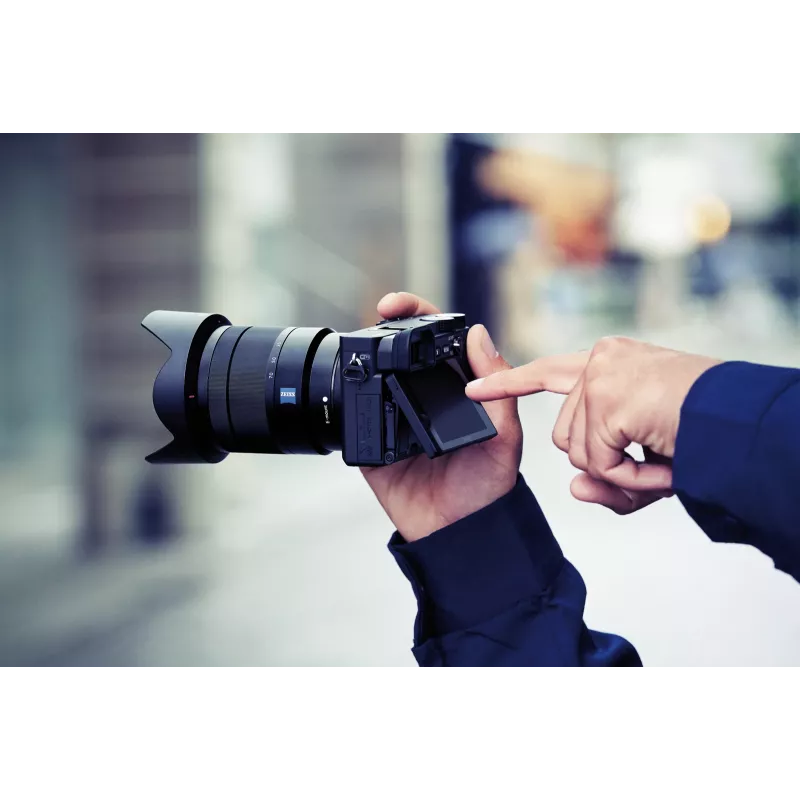 Sony α 6400 + SEL18135 MILC 24.2 MP CMOS 6000 x 4000 pikseli Czarny