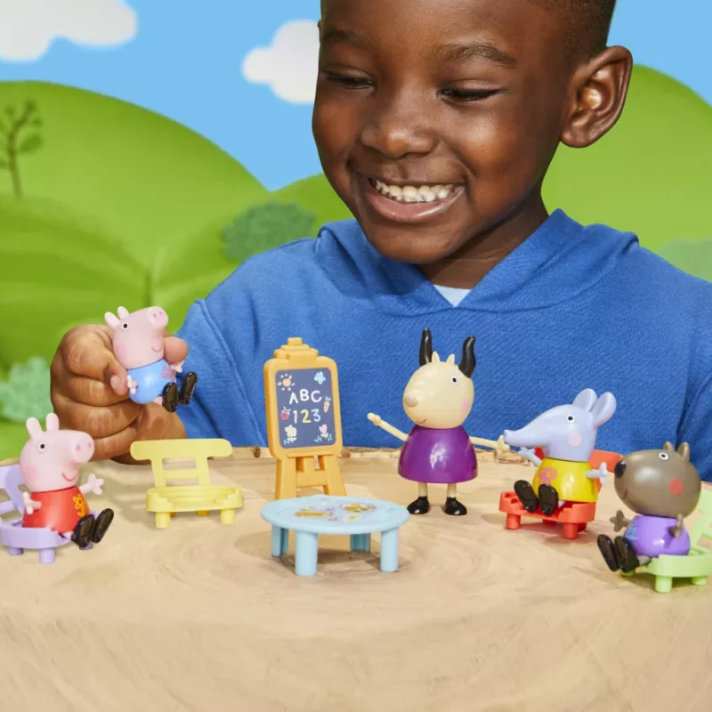 Hasbro Peppa Pig Zestaw Przedszkole z 5 Figurkami i 6 Akcesoriami, Zabawki Przedszkolne dla 3-letnich Dziewczynek i Chłopców i Starszych