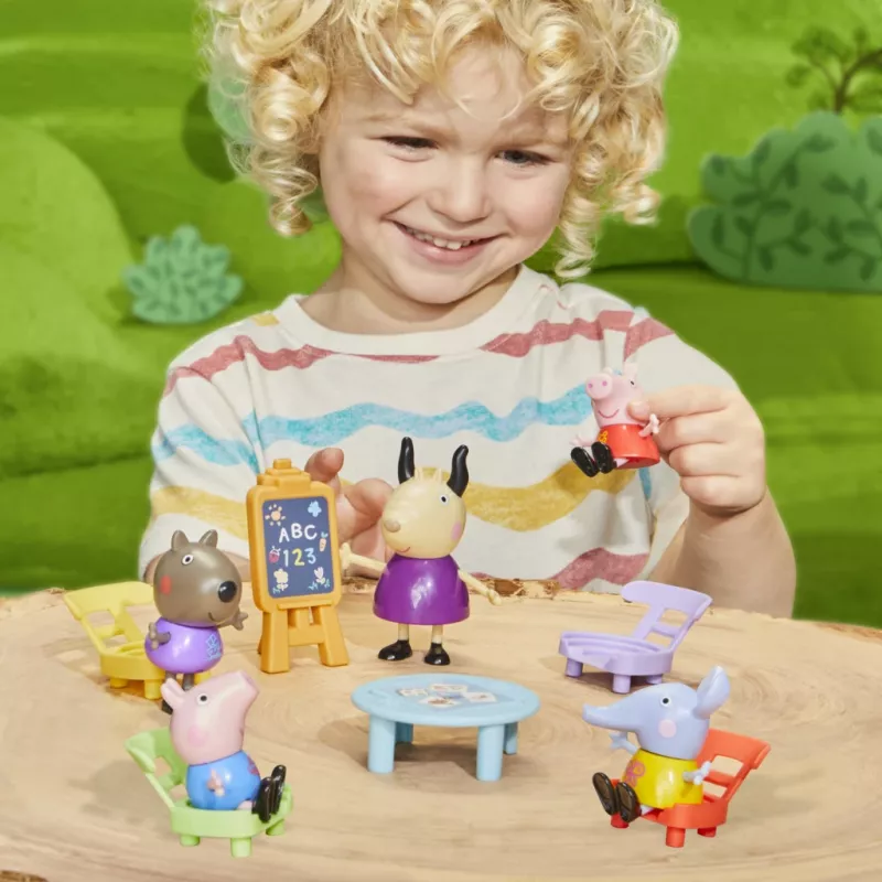 Hasbro Peppa Pig Zestaw Przedszkole z 5 Figurkami i 6 Akcesoriami, Zabawki Przedszkolne dla 3-letnich Dziewczynek i Chłopców i Starszych