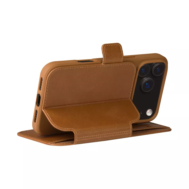 Etui portfelowe dbramante1928 Copenhagen do iPhone 17 Pro Max — Tan, 3 kieszenie na karty, podstawka biurkowa