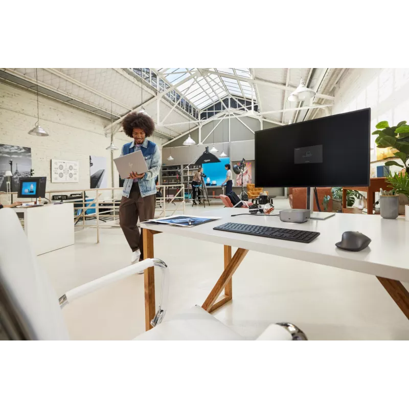 Seria HP 7 Pro, 27-calowy monitor konferencyjny 4K — 727pm