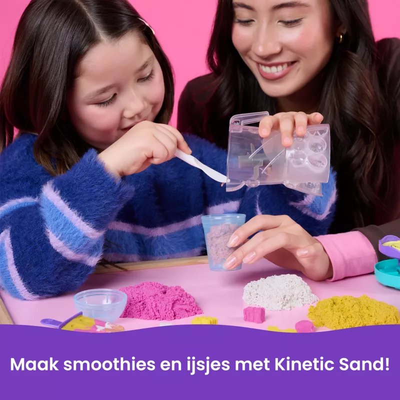 Kinetic Sand, Zestaw miksera do smoothie, dodatki do koszyczka wielkanocnego, zawiera 14 uncji formowalnego piasku, narzędzia i foremkę na loda, zabawkowa żywność