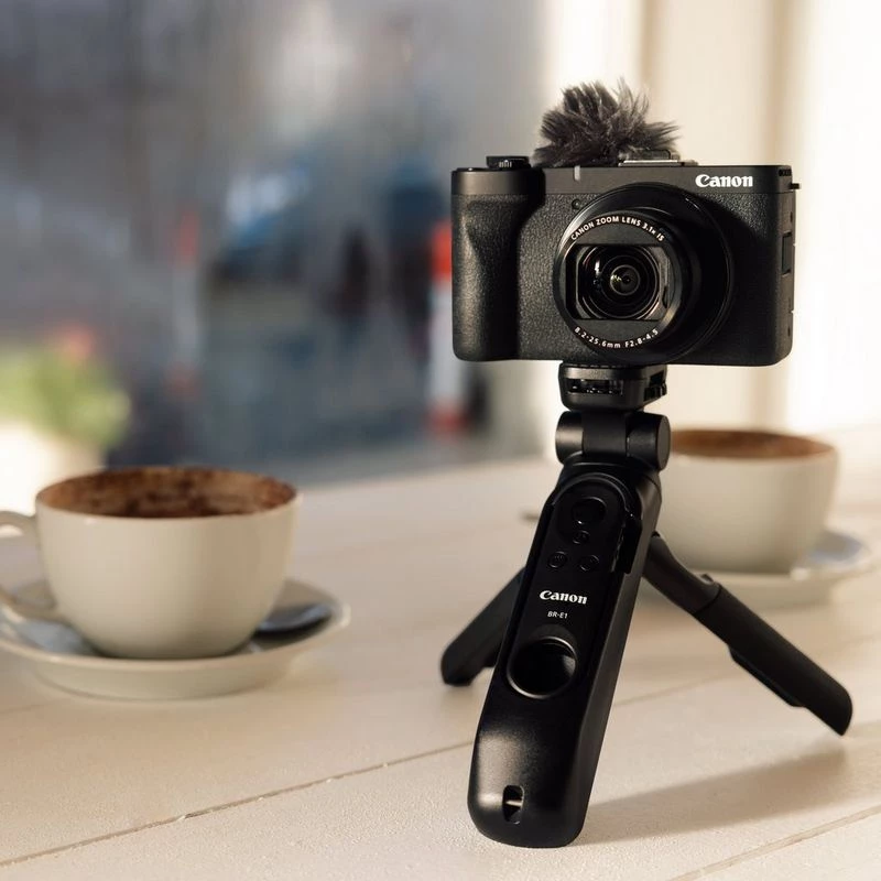 Kompaktowy aparat Canon PowerShot V1 Premium Vlogger Kit — 22,3 MP, 1/4 cala CMOS, 4K UHD, zoom optyczny 3,1x, ekran dotykowy 3 cale, czarny