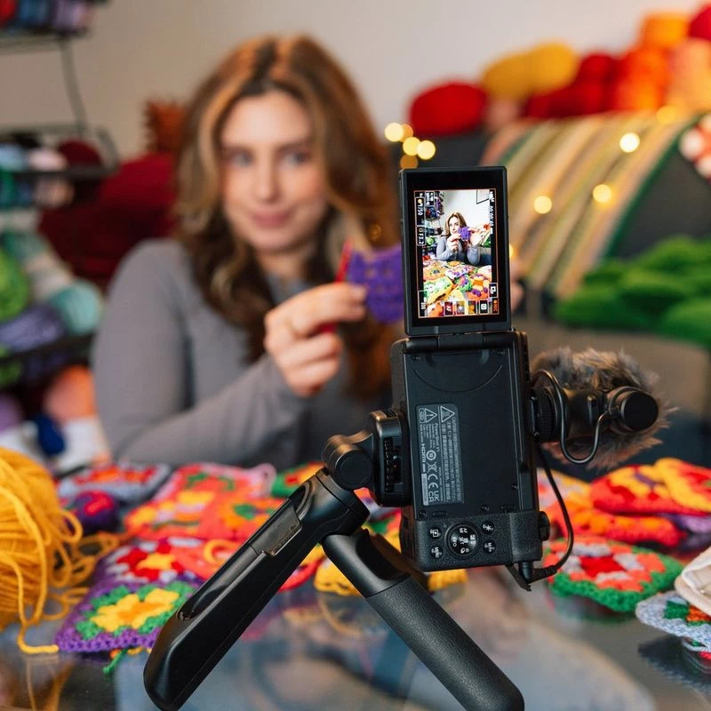 Kompaktowy aparat Canon PowerShot V1 Premium Vlogger Kit — 22,3 MP, 1/4 cala CMOS, 4K UHD, zoom optyczny 3,1x, ekran dotykowy 3 cale, czarny