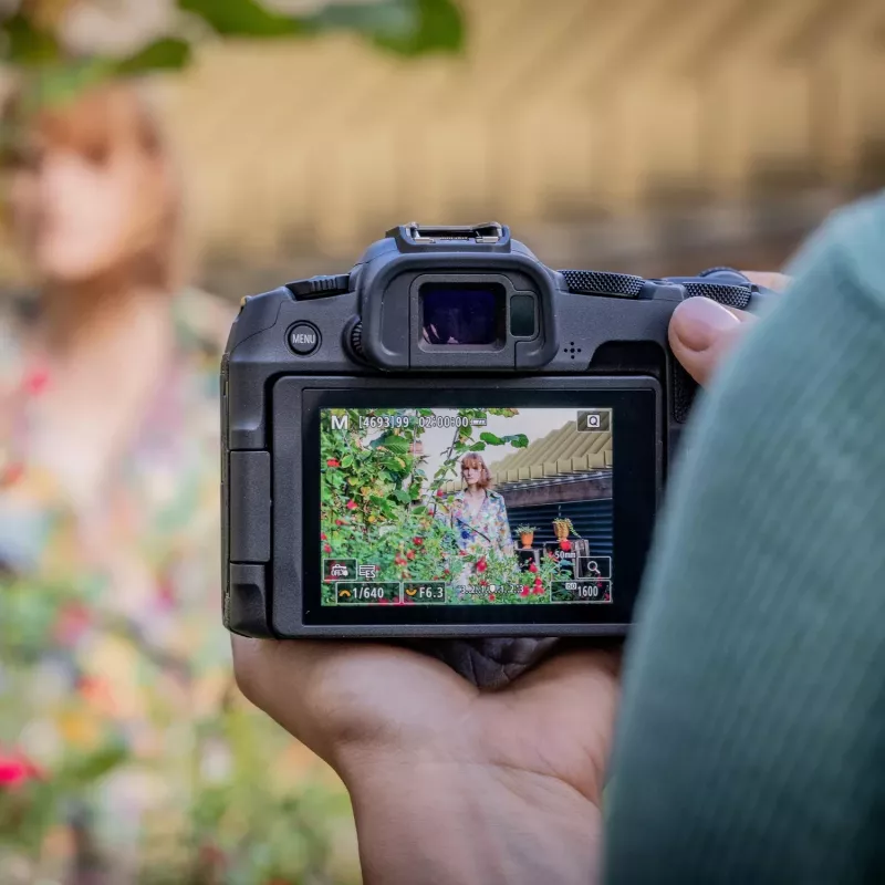 Canon EOS R8 + RF 24-105mm F4-7.1 IS STM MILC 24.2 MP CMOS 6000 x 4000 pikseli Czarny