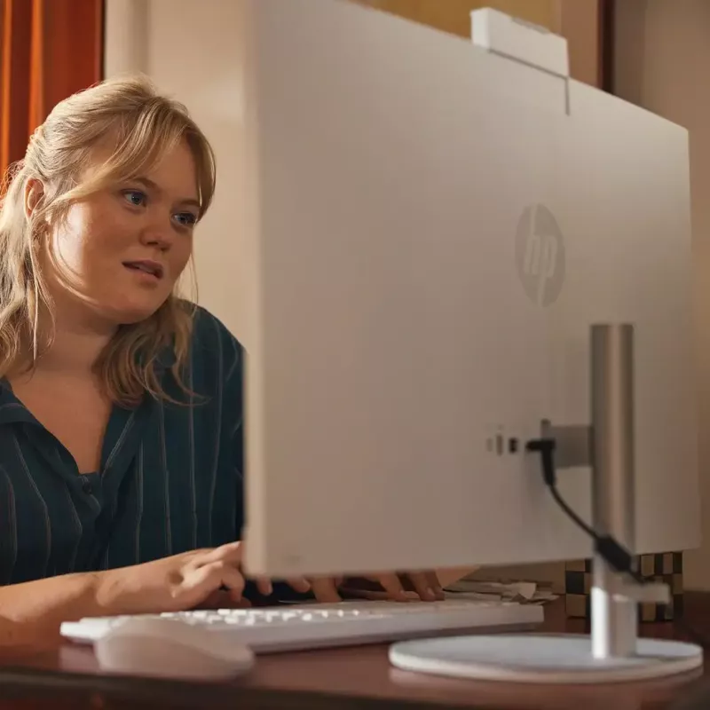 Komputer All-in-One HP 27-cr0232nw — AMD Ryzen 5 7520U, 16 GB RAM, 512 GB SSD, 27 cali FHD, Windows 11 Home, Wi‑Fi 6 (biały)