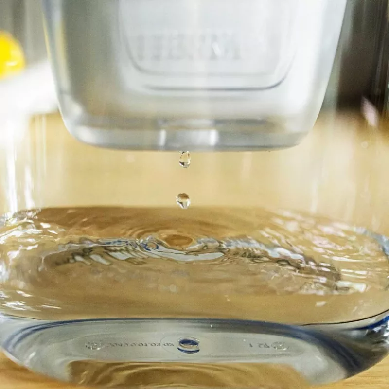 Dzbanek filtrujący wodę BRITA Style Essential XL z wkładami MAXTRA PRO Pure Performance (3 szt.) — biały