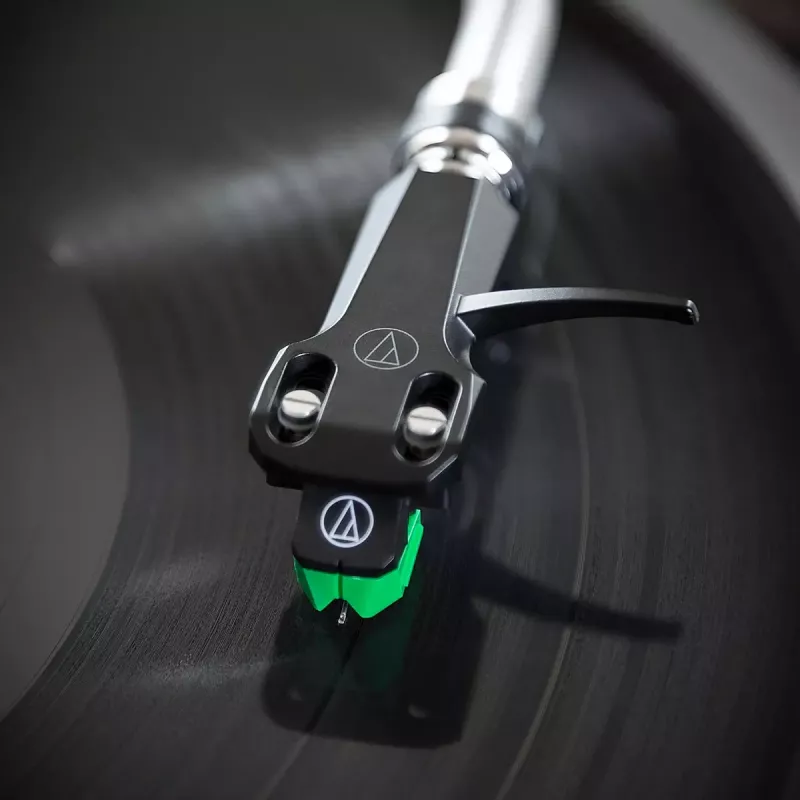 Audio-Technica AT-VM95E/H wkładka gramofonowa z fabrycznie zamontowaną muszlą AT-HS6BK (czarno-zielona)