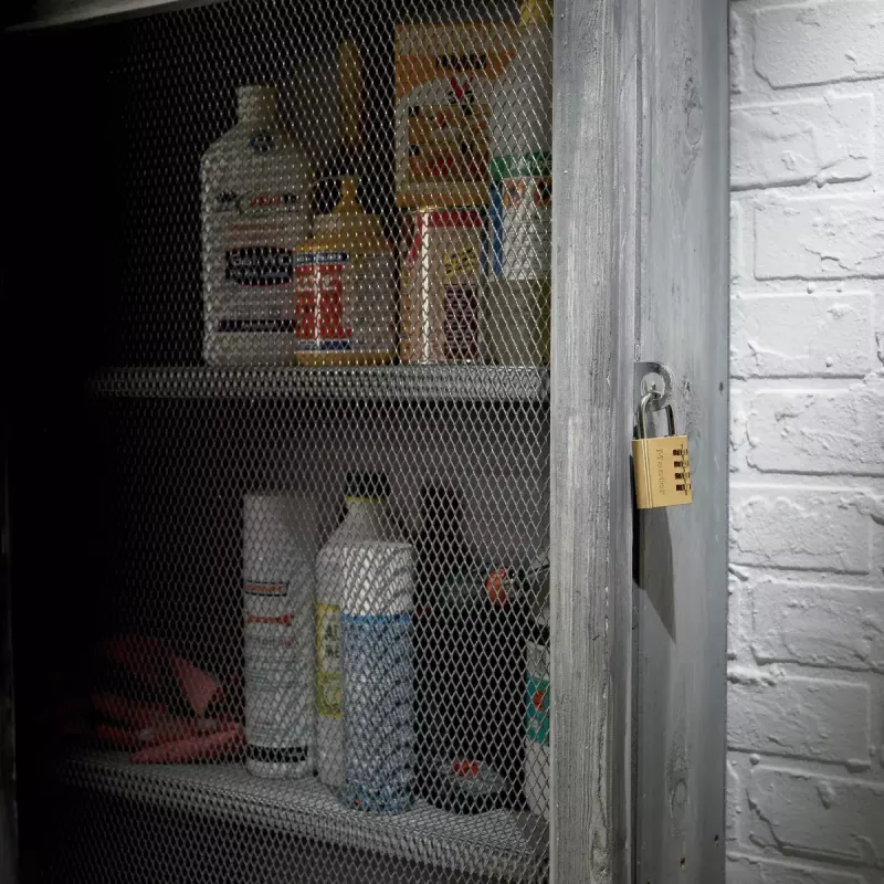 Kłódka szyfrowa MASTER LOCK 40 mm wykończenie mosiężne do samoobsługowych schowków