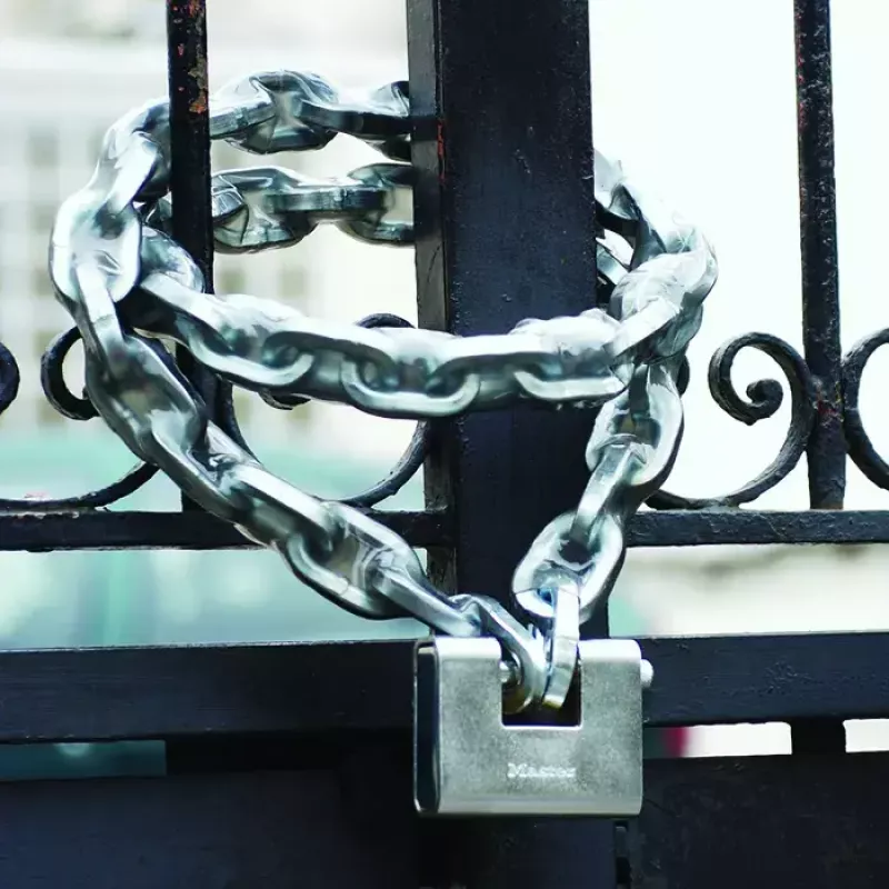 Kłódka MASTER LOCK 680EURD 80 mm hartowana stal osłonięty pałąk