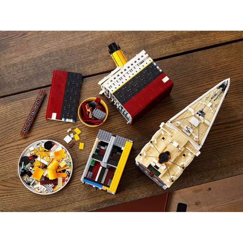 LEGO zestaw konstrukcyjny ICONS 10294 Titanic replika modelu — 9 090 elementów, 18+