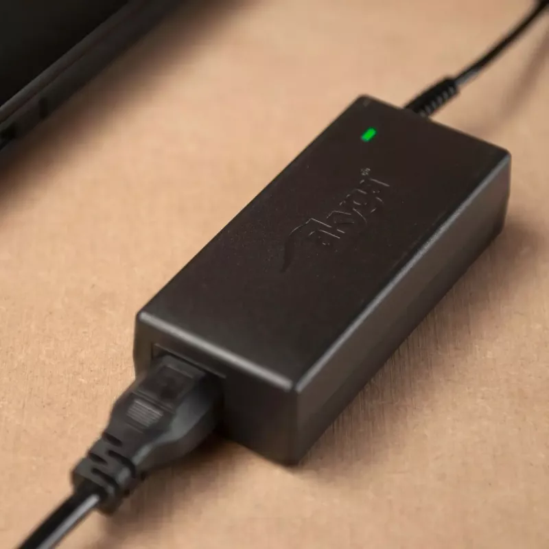 Ładowarka do laptopa Akyga AK-ND-85, zasilacz sieciowy do użytku wewnętrznego, wejście 100–250 V, wyjście 12 V 5 A, kabel 1,2 m, czarna