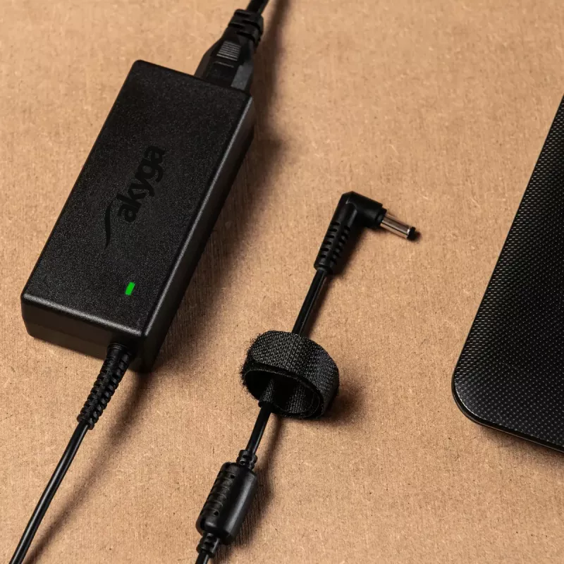 Ładowarka do laptopa Akyga AK-ND-85, zasilacz sieciowy do użytku wewnętrznego, wejście 100–250 V, wyjście 12 V 5 A, kabel 1,2 m, czarna
