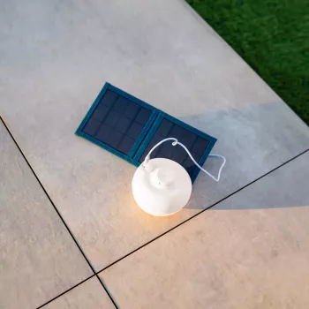 Zewnętrzna solarna lampa Cherry Bulb z możliwością ładowania NewGarden CHERRY BULB bateria, biała obudowa, ciepłe światło