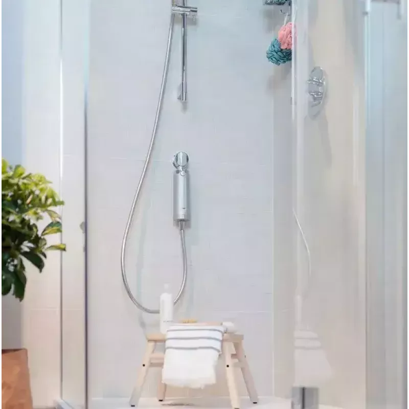 BWT Quick & Clean – system filtru prysznicowego zapobiegający osadzaniu kamienia, biały