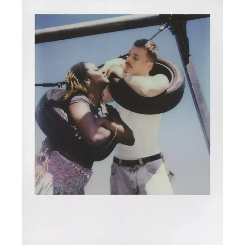 Aparat natychmiastowy POLAROID Now Gen 3 żółty – model 9158, analogowy aparat do natychmiastowego druku, zintegrowana lampa błyskowa
