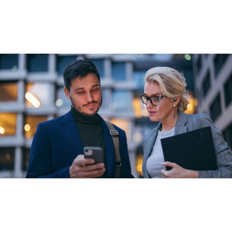 Cellularline Nebit – TWS Translator NEBIT TWS earbuds z funkcją tłumaczenia w czasie rzeczywistym. Eleganckie i inteligentne, zaprojektowane, aby przełamywać bariery językowe i wspierać natychmiastową komunikację oraz transkrypcję.