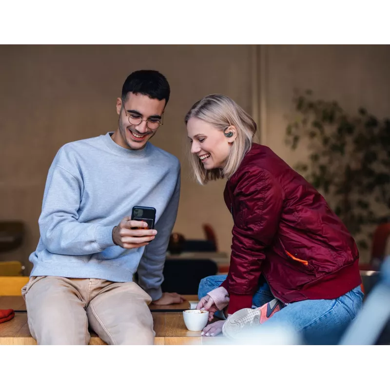 Cellularline Nebit – TWS Translator NEBIT TWS earbuds z funkcją tłumaczenia w czasie rzeczywistym. Eleganckie i inteligentne, zaprojektowane, aby przełamywać bariery językowe i wspierać natychmiastową komunikację oraz transkrypcję.