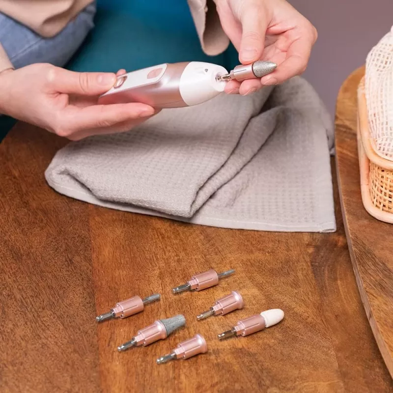 Cecotec PinkyCare 700 Perfect Nails Elektryczny Zestaw do Manicure i Pedicure, Wiertarka do Paznokci, 7 Akcesoriów, 2 Prędkości, Akumulatorowy, Różowy/Biały