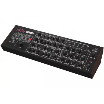 Behringer PRO-800 Analogue Synthesizer - 8-głosowy moduł desktopowy z 16 VCO, arpeggiatorem i Poly Chain