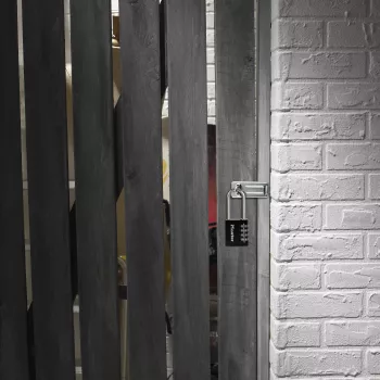 Kłódka szyfrowa Master Lock 7640EURDBLK, szerokość korpusu 40 mm, kabłąk ze stali hartowanej, 4-cyfrowy kod przestawialny, srebrno-szara