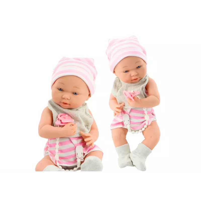 Lalka LEAN TOYS w białym i różowym ubranku, czapce, smoczku, śliniaku i kocyku