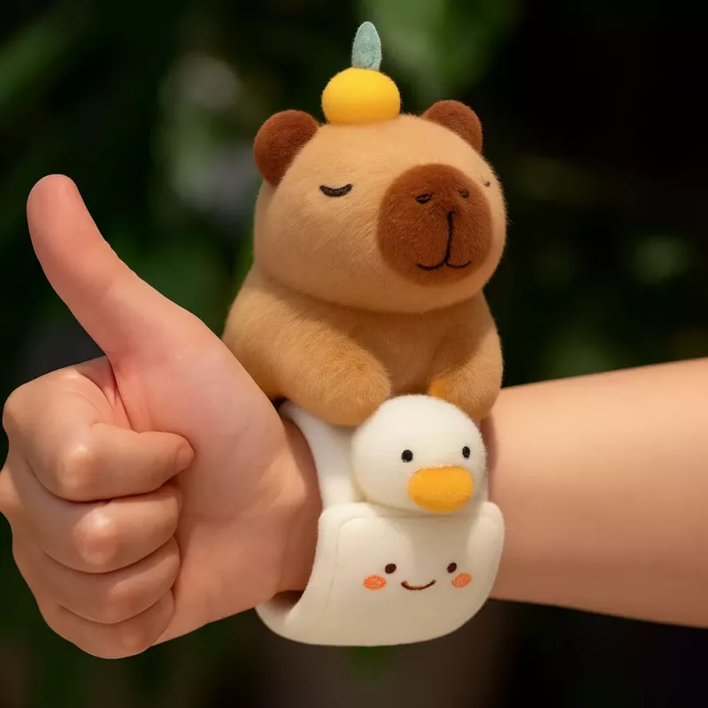 LEAN TOYS Pluszowa Samozaciskowa Opaska na Nadgarstek Gęś z Kapibarą