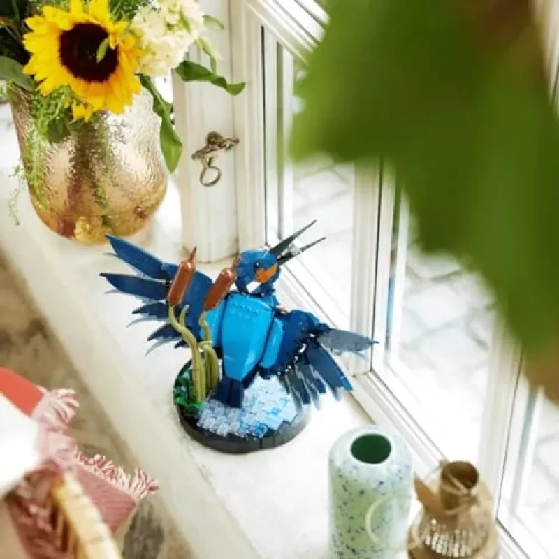 Zestaw LEGO Icons Zimorodek do Budowania dla Dorosłych z Wodną Scenerią i Podstawką Ekspozycyjną, Doskonały Dekor do Domu i Biura na Walentynki