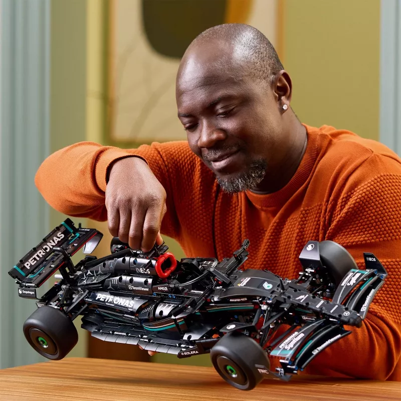 Zestaw LEGO Technic model Mercedes‑AMG F1 W14 E Performance — 1 432 elementy, zalecany wiek 18+