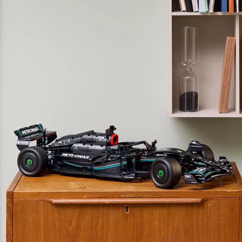 Zestaw LEGO Technic model Mercedes‑AMG F1 W14 E Performance — 1 432 elementy, zalecany wiek 18+