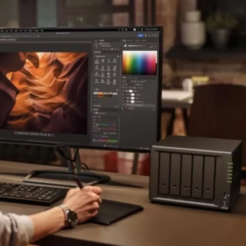 Synology DiskStation DS1525+ NAS/serwer pamięci masowej Ryzen Embedded V1500B 8 GB DDR4 0 TB Czarny