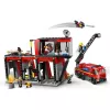 Zabawka konstrukcyjna LEGO City Remiza strażacka z pojazdem z drabiną obrotową 60414 — 843 elementy, 5 minifigurek, 220×320×140 mm