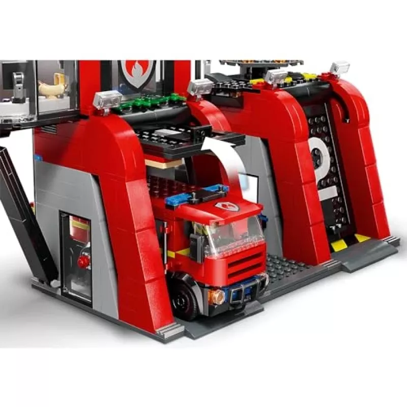 Zabawka konstrukcyjna LEGO City Remiza strażacka z pojazdem z drabiną obrotową 60414 — 843 elementy, 5 minifigurek, 220×320×140 mm