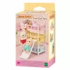 EPOCH Sylvanian Families Potrójne Łóżka Piętrowe - Meble do Domku dla Lalek, 3 Poziomy, Białe z Różowymi Akcentami, Z Drabinką i 3 Materacami, dla Figurek Dzieci, Wiek 3+