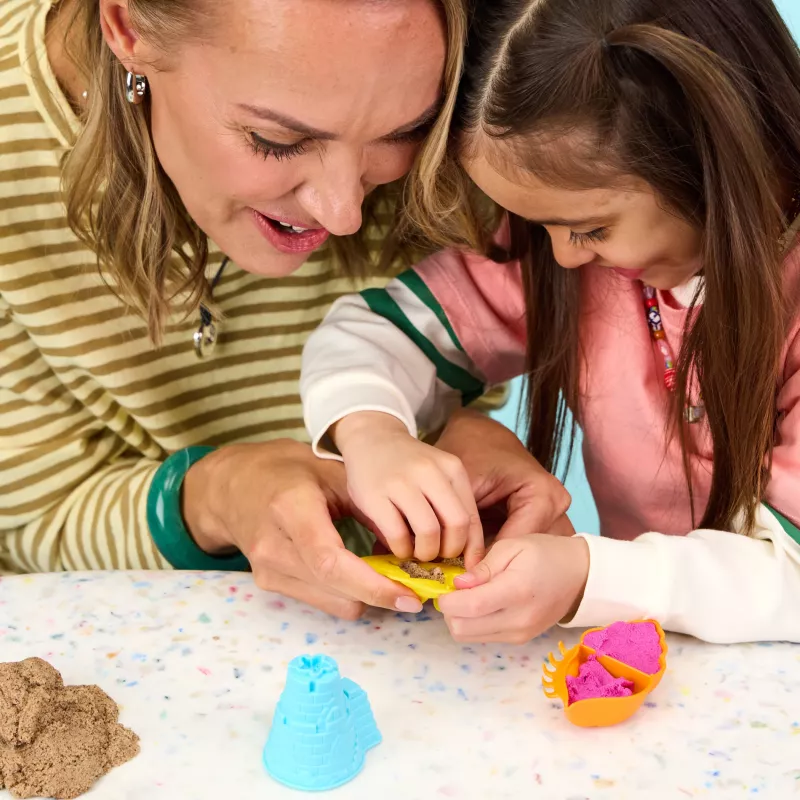 Kinetic Sand Beach Adventure Set – 907g piasku w 3 kolorach z foremkami, narzędziem i tacką do zabawy